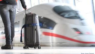 Wer Rail-and-fly Tickets nutzt, darf den Zug frei wählen. Dabei müssen Reisende jedoch ausreichend Zeit einplanen Wer Rail-and-fly Tickets nutzt, darf den Zug frei wählen. Dabei müssen Reisende jedoch ausreichend Zeit einplanen