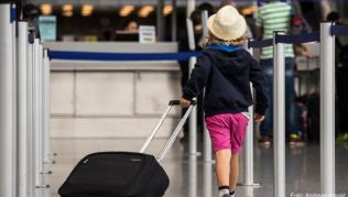 Wer von Deutschland aus mit dem Flieger in den Sommerurlaub startet, braucht viel Geduld. Vor allem der Sicherheitscheck bereitet den Flughäfen bei hohem Passagieraufkommen große Probleme Wer von Deutschland aus mit dem Flieger in den Sommerurlaub startet, braucht viel Geduld. Vor allem der Sicherheitscheck bereitet den Flughäfen bei hohem Passagieraufkommen große Probleme