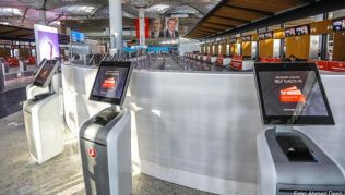 Self-Check-in-Schalter am neuen Internationalen Flughafen Istanbul während der Eröffnungsfeier - der Umzug der Airlines soll Ende Dezember stattfinden Self-Check-in-Schalter am neuen Internationalen Flughafen Istanbul während der Eröffnungsfeier - der Umzug der Airlines soll Ende Dezember stattfinden