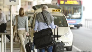 Am Flughafen warten Taxis auf die Reisenden, wie hier in Hamburg - doch manchmal sind die Preise überteuert. Gerade im Ausland werden Urlauber gerne mal abgezockt Am Flughafen warten Taxis auf die Reisenden, wie hier in Hamburg - doch manchmal sind die Preise überteuert. Gerade im Ausland werden Urlauber gerne mal abgezockt
