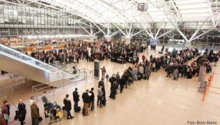Startet der Flieger viel zu spät oder fällt ganz aus, weil das Sicherheitspersonal streikt, müssen Reisende nicht immer auf eine Entschädigung verzichten. Das zeigt ein Urteil des BGH Startet der Flieger viel zu spät oder fällt ganz aus, weil das Sicherheitspersonal streikt, müssen Reisende nicht immer auf eine Entschädigung verzichten. Das zeigt ein Urteil des BGH