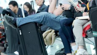 Kommt es in den Osterferien wieder zu Chaos auf den Flughäfen? Mehr Boden- und Flugpersonal sowie Reservemschinen sollen Schlimmstes verhindern Kommt es in den Osterferien wieder zu Chaos auf den Flughäfen? Mehr Boden- und Flugpersonal sowie Reservemschinen sollen Schlimmstes verhindern