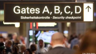 Mit einem Stand-by-Ticket ist man noch nicht auf dem Weg in den sicheren Urlaub. In Zeiten erhöhten Reiseaufkommens, kann die Warterei auf einen freien Platz regelrecht zur Odyssee werden Mit einem Stand-by-Ticket ist man noch nicht auf dem Weg in den sicheren Urlaub. In Zeiten erhöhten Reiseaufkommens, kann die Warterei auf einen freien Platz regelrecht zur Odyssee werden