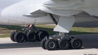 Kein außergewöhnlicher Umstand: Verspätet sich ein Flugzeug wegen eines beschädigten Reifens, erhalten Reisende eine Entschädigung Kein außergewöhnlicher Umstand: Verspätet sich ein Flugzeug wegen eines beschädigten Reifens, erhalten Reisende eine Entschädigung