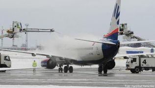 Bei einer Flugverzögerung wegen einer Enteisung steht Passagieren eine Entschädigung zu Bei einer Flugverzögerung wegen einer Enteisung steht Passagieren eine Entschädigung zu