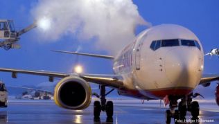Liegen die Temperaturen bei knapp unter null Grad, ist die Wahrscheinlichkeit besonders hoch, dass das Flugzeug vor dem Start enteist werden muss Liegen die Temperaturen bei knapp unter null Grad, ist die Wahrscheinlichkeit besonders hoch, dass das Flugzeug vor dem Start enteist werden muss