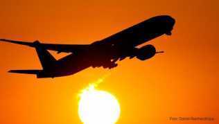 Pauschalreisende können ihre Ansprüche auf Erstattung bei einem annullierten Flug nur beim Reiseveranstalter stellen, nicht aber bei der Fluggesellschaft Pauschalreisende können ihre Ansprüche auf Erstattung bei einem annullierten Flug nur beim Reiseveranstalter stellen, nicht aber bei der Fluggesellschaft
