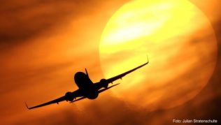 Nach einem abgesagten Streik führte eine Airline den Flug mit mehr als drei Stunden Verspätung aus. Ihre Fluggäste musste sie dafür entschädigen. Nach einem abgesagten Streik führte eine Airline den Flug mit mehr als drei Stunden Verspätung aus. Ihre Fluggäste musste sie dafür entschädigen.