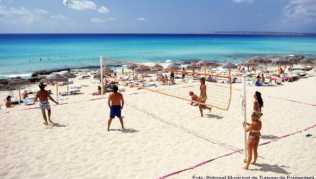 Am Strand von Migjorn wird Beachvolleyball gespielt. Ab Ende April steigt die Lufttemperatur auf mehr als 20 Grad##Foto: Patronat Municipal de Turisme de Formentera Am Strand von Migjorn wird Beachvolleyball gespielt. Ab Ende April steigt die Lufttemperatur auf mehr als 20 Grad