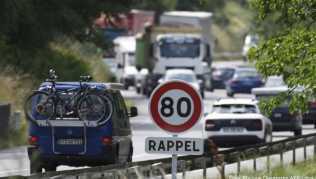 Autos fahren an der Nationalstraße N7 zwischen Gervans und Tain-l'Hermitage an einem Verkehrsschild vorbei, das 80 km/h als Höchstgeschwindigkeit ausweist Autos fahren an der Nationalstraße N7 zwischen Gervans und Tain-l'Hermitage an einem Verkehrsschild vorbei, das 80 km/h als Höchstgeschwindigkeit ausweist