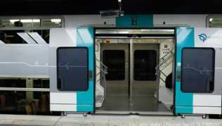 Ein leerer Zug steht in einer Metro-Station an einem Bahnsteig. Der Streik richtet sich gegen die von der Regierung geplante große Rentenreform Ein leerer Zug steht in einer Metro-Station an einem Bahnsteig. Der Streik richtet sich gegen die von der Regierung geplante große Rentenreform
