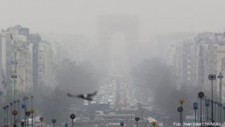 Wegen zu hoher Feinstaubwerte dürfen besonders umweltschädliche Fahrzeuge heute nicht in Paris fahren. Wegen zu hoher Feinstaubwerte dürfen besonders umweltschädliche Fahrzeuge heute nicht in Paris fahren.