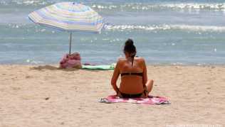 Nicht immer können Urlauber einfach sorglos am Strand sitzen - bei ernsten Problemen wie Passverlust können die deutschen Auslandsvertretungen helfen Nicht immer können Urlauber einfach sorglos am Strand sitzen - bei ernsten Problemen wie Passverlust können die deutschen Auslandsvertretungen helfen