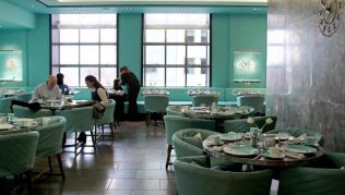 »Frühstück bei Tiffany«: Im »Blue Box Cafe« im vierten Stock des Geschäfts können Besucher seit kurzem mit Blick auf den Central Park frühstücken »Frühstück bei Tiffany«: Im »Blue Box Cafe« im vierten Stock des Geschäfts können Besucher seit kurzem mit Blick auf den Central Park frühstücken