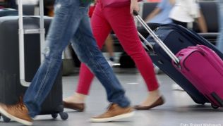 Bei manchen Airlines zieht die Gepäckaufgabe Extrakosten nach sich. Sie müssen Online-Flugvermittler vor der Buchung anzeigen Bei manchen Airlines zieht die Gepäckaufgabe Extrakosten nach sich. Sie müssen Online-Flugvermittler vor der Buchung anzeigen