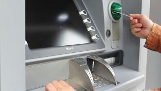 Innerhalb der EU fallen keine zusätzlichen Gebühren beim Geldabheben am Automaten für den Auslandseinsatz an Innerhalb der EU fallen keine zusätzlichen Gebühren beim Geldabheben am Automaten für den Auslandseinsatz an