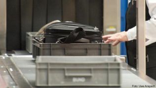 Hier versammeln sich besonders viele Keime: in den Plastikschalen an der Sicherheitskontrolle von Flughäfen Hier versammeln sich besonders viele Keime: in den Plastikschalen an der Sicherheitskontrolle von Flughäfen