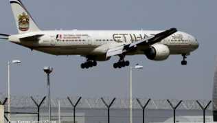 Der Welt-Airlineverband bietet den «IATA Travel Pass» an, mit dem Reisen in Corona-Zeiten vereinfacht werden soll. Etihad und Emirates beteiligen sich an dem Projekt Der Welt-Airlineverband bietet den «IATA Travel Pass» an, mit dem Reisen in Corona-Zeiten vereinfacht werden soll. Etihad und Emirates beteiligen sich an dem Projekt
