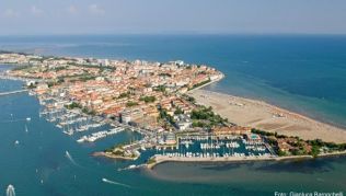 Grado ragt ins Meer: Die Stadt liegt auf einer Düne Grado ragt ins Meer: Die Stadt liegt auf einer Düne