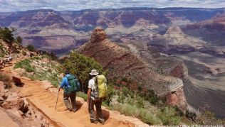 Das Panorama stimmt: Wanderer unterwegs auf dem South Kaibab Trail im Grand Canyon Das Panorama stimmt: Wanderer unterwegs auf dem South Kaibab Trail im Grand Canyon