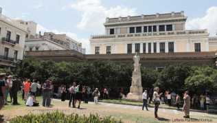Wegen eines Erdbebens haben sich viele Menschen in Athen nach draußen begeben. Während der Erdstöße sollte das jedoch nur der tun, der sich direkt neben dem Ausgang befindet Wegen eines Erdbebens haben sich viele Menschen in Athen nach draußen begeben. Während der Erdstöße sollte das jedoch nur der tun, der sich direkt neben dem Ausgang befindet