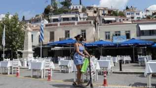 Trotz steigender Corona-Zahlen will die griechische Regierung Besuchern aus anderen EU-Ländern die Einreise erleichtern Trotz steigender Corona-Zahlen will die griechische Regierung Besuchern aus anderen EU-Ländern die Einreise erleichtern