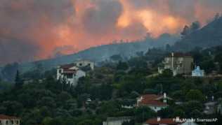 Ein Waldbrand war in der Nähe der Stadt Pythagorio auf der Insel Samos ausgebrochen. Die Behörden hatten vorübergehend zwei Hotels evakuiert und die Gäste in einer Sporthalle untergebracht Ein Waldbrand war in der Nähe der Stadt Pythagorio auf der Insel Samos ausgebrochen. Die Behörden hatten vorübergehend zwei Hotels evakuiert und die Gäste in einer Sporthalle untergebracht