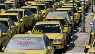 Wegen einer neuen Regelung fürchten griechische Taxifahrer die Konkurrenz von Autovermietern. Daher sind sie nun in einen 24-stündigen Streik getreten Wegen einer neuen Regelung fürchten griechische Taxifahrer die Konkurrenz von Autovermietern. Daher sind sie nun in einen 24-stündigen Streik getreten