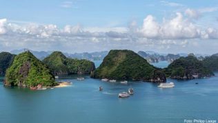 Halong-Bucht in Vietnam. Vor vielen Fernreisen sollten sich Urlauber von einem Tropenmediziner beraten lassen Halong-Bucht in Vietnam. Vor vielen Fernreisen sollten sich Urlauber von einem Tropenmediziner beraten lassen