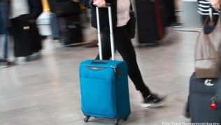 Der kleine Rollkoffer ist ein Standard-Handgepäck - doch nicht mehr bei jeder Airline ist das Stück kostenlos Der kleine Rollkoffer ist ein Standard-Handgepäck - doch nicht mehr bei jeder Airline ist das Stück kostenlos