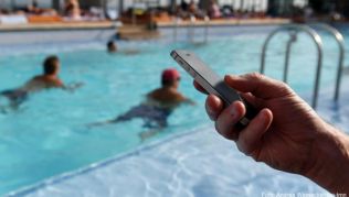 Surfen auf Kreuzfahrtenschiffen kann extrem teuer sein Surfen auf Kreuzfahrtenschiffen kann extrem teuer sein