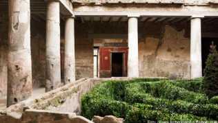 Das «Haus der Liebenden» war in den 30er Jahren bei Grabungen entdeckt, aber 1980 durch ein Erdbeben schwer beschädigt und dann lange geschlossen worden. Das «Casa degli Amanti» wurde jetzt wieder für Besucher geöffnet Das «Haus der Liebenden» war in den 30er Jahren bei Grabungen entdeckt, aber 1980 durch ein Erdbeben schwer beschädigt und dann lange geschlossen worden. Das «Casa degli Amanti» wurde jetzt wieder für Besucher geöffnet