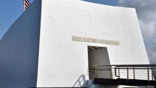Das Pearl-Harbor-Mahnmal, ein weißer Betonbau, ist eine der beliebtesten Attraktionen auf Hawaii Das Pearl-Harbor-Mahnmal, ein weißer Betonbau, ist eine der beliebtesten Attraktionen auf Hawaii