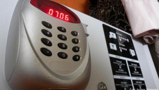 Einen Safe im Hotelzimmer sollten Urlauber stets nutzen, um sich vor Diebstahl zu schützen Einen Safe im Hotelzimmer sollten Urlauber stets nutzen, um sich vor Diebstahl zu schützen