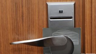Viele elektronische Türschlösser in Hotels weisen eine Software-Schwachstelle auf. Der Hersteller Assa Abloy will das mit Software-Updates lösen Viele elektronische Türschlösser in Hotels weisen eine Software-Schwachstelle auf. Der Hersteller Assa Abloy will das mit Software-Updates lösen