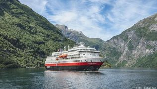 Hurtigruten-Schiff vor der norwegische Küste: Ab 2021 ist die Reederei im Rahmen des neuen Staatsvertrags nur noch mit sieben statt elf Schiffen auf der Küstenroute unterwegs. Die Schiffe sollen dann aber als Touristenschiffe fahren Hurtigruten-Schiff vor der norwegische Küste: Ab 2021 ist die Reederei im Rahmen des neuen Staatsvertrags nur noch mit sieben statt elf Schiffen auf der Küstenroute unterwegs. Die Schiffe sollen dann aber als Touristenschiffe fahren