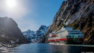Hurtigruten-Schiff in einem norwegischen Fjord: Die Reederei rüstet bis zu neun Schiffe mit LNG-Motoren aus Hurtigruten-Schiff in einem norwegischen Fjord: Die Reederei rüstet bis zu neun Schiffe mit LNG-Motoren aus