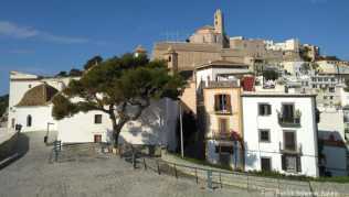 Auf Ibiza und Mallorca herrscht seit Jahren ein Mangel an bezahlbarem Wohnraum. Grund dafür ist neben den prekären Arbeitsbedingungen Experten zufolge auch die hohe Zuzugsrate auf den Inseln
