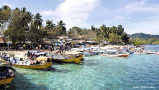 Blick auf den betriebsamen Beach von Laccam Harbour, dem Hauptort von Havelock Island. Hier kommen auch die Neuankömmlinge aus Port Blair an Blick auf den betriebsamen Beach von Laccam Harbour, dem Hauptort von Havelock Island. Hier kommen auch die Neuankömmlinge aus Port Blair an