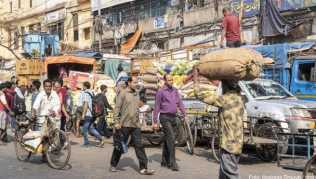 Kalkutta ist eine belebte Stadt. Nahe der Howrah Bridge teilen sich Fußgänger, Autofahrer und Händler die Straße Kalkutta ist eine belebte Stadt. Nahe der Howrah Bridge teilen sich Fußgänger, Autofahrer und Händler die Straße
