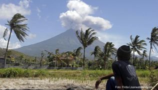 Der Vulkan Agung auf Bali ist seit Ende 2017 wieder aktiv. Der Vulkan Agung auf Bali ist seit Ende 2017 wieder aktiv.