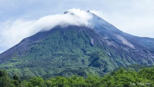 Blick vom Umbulharjo auf den Mount Merapi in Indonesien Blick vom Umbulharjo auf den Mount Merapi in Indonesien