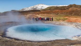 Mit Landschaften wie hier am Strokkur-Geysir lockt Island immer mehr Urlauber an Mit Landschaften wie hier am Strokkur-Geysir lockt Island immer mehr Urlauber an