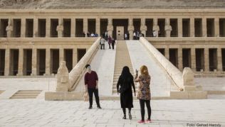 Nach Terroranschlägen oder Naturkatastrophen in Urlaubszentren bleiben oft die Gäste weg Nach Terroranschlägen oder Naturkatastrophen in Urlaubszentren bleiben oft die Gäste weg.