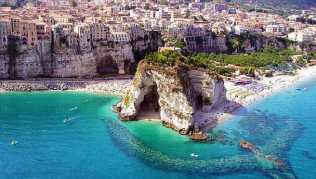 In Italien blühen die Ideen, wie in der Corona-Krise vielleicht die Strandsaison 2020 gerettet werden könnte In Italien blühen die Ideen, wie in der Corona-Krise vielleicht die Strandsaison 2020 gerettet werden könnte