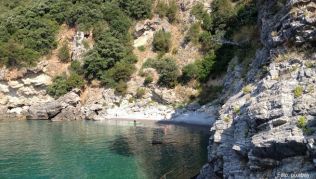Sandstrände, verschwiegene Buchten und kristallklares Wasser bilden die Meerseite des Cilento Sandstrände, verschwiegene Buchten und kristallklares Wasser bilden die Meerseite des Cilento