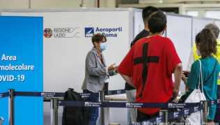 Passagiere warten in einer Schlange am Flughafen Ciampino auf einen Corona-Test Passagiere warten in einer Schlange am Flughafen Ciampino auf einen Corona-Test