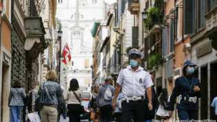 Einzelne Regionen in Italien haben die Maskenpflicht im Freien bereits eingeführt. In wenigen Tagen könnte sie landesweit gelten Einzelne Regionen in Italien haben die Maskenpflicht im Freien bereits eingeführt. In wenigen Tagen könnte sie landesweit gelten