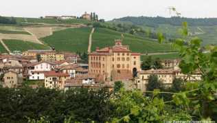 Barolo liegt inmitten der Weinberge, auf denen der berühmte Wein angebaut wird Barolo liegt inmitten der Weinberge, auf denen der berühmte Wein angebaut wird