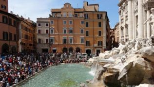 Eine Stadttour durch Rom führt meist auch an den berühmten Brunnen vorbei. Doch nicht jeder Besucher hält dort an die Regeln Eine Stadttour durch Rom führt meist auch an den berühmten Brunnen vorbei. Doch nicht jeder Besucher hält dort an die Regeln